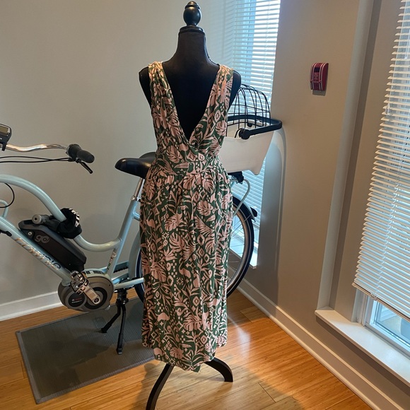 Beautiful dress by dress form - Picture 5 of 6